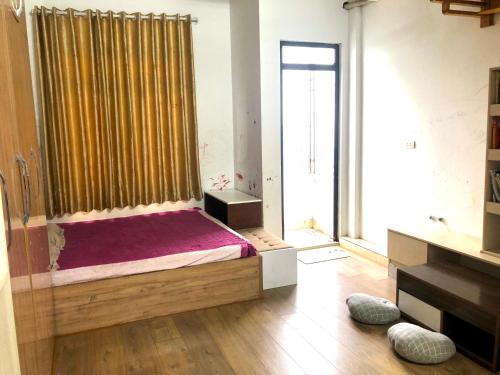 um quarto com uma cama com um colchão roxo em 516Home2 em Hanói