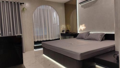 Postel nebo postele na pokoji v ubytování NBK Homestay - Beverly Solari Vinhomes Grand Park