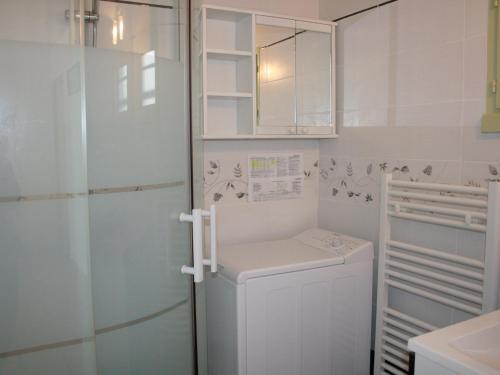 濱海拉特朗什的住宿－Maison La Tranche-sur-Mer, 3 pièces, 4 personnes - FR-1-22-180，白色的浴室设有洗衣机和橱柜。