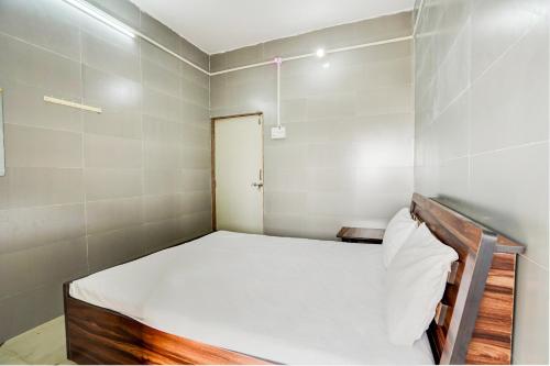 A bed or beds in a room at OYO Ramdev Hotel & Guest-house
