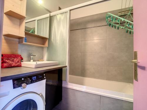 - une buanderie avec un lave-linge et un évier dans l'établissement Bel F2 Cabine avec Garage, Proche Plage et Port, Grande Terrasse ensoleillée - FR-1-715-80, à Mauguio