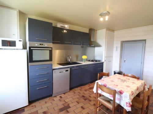 Una cocina o zona de cocina en Gîte Montboudif, 3 pièces, 4 personnes - FR-1-742-59