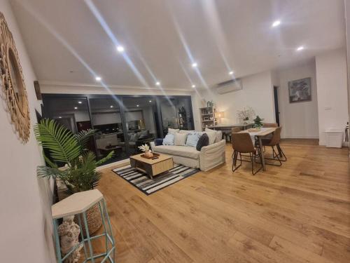 Ruang duduk di 2 Bedrooms Aptmt with Ocean View