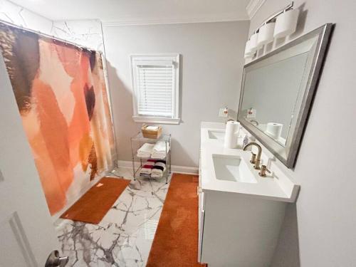 Ένα μπάνιο στο Mid City ranch! Huge backyard/Private pool!