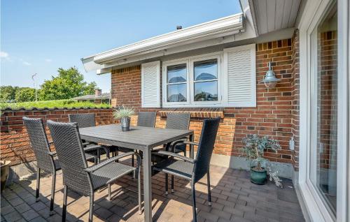 Balkoni atau teres di 3 Bedroom Cozy Home In Haderslev