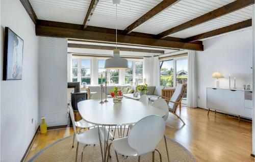 Televisyen dan/atau pusat hiburan di 3 Bedroom Cozy Home In Haderslev
