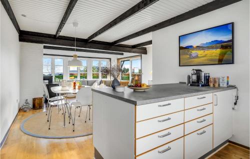 Dapur atau dapur kecil di 3 Bedroom Cozy Home In Haderslev