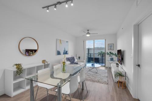 Posezení v ubytování Modern 1 Bedroom In The Heart Of Downtown Doral