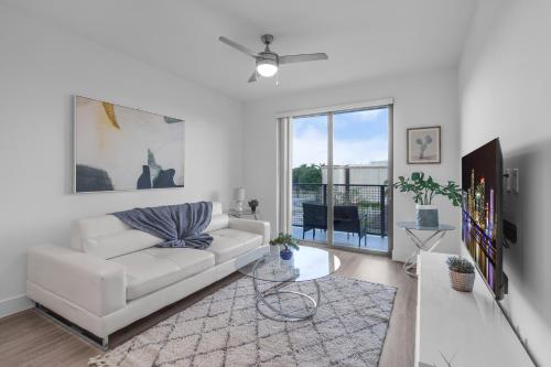 TV a/nebo společenská místnost v ubytování Modern 1 Bedroom In The Heart Of Downtown Doral