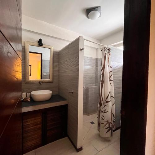 羅昂的住宿－Angelina Villas_R1_Arte Casa_Malapascua，一间带水槽和镜子的浴室