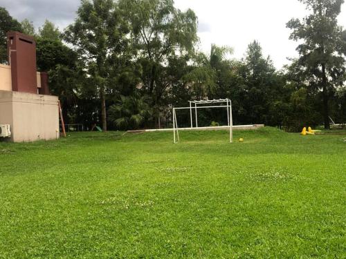 un campo de fútbol con un gol en la hierba en Casa Pilar en Yerba Buena