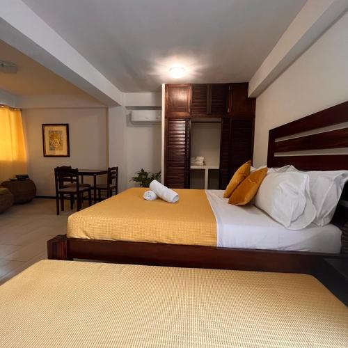 羅昂的住宿－Angelina Villas_R1_Arte Casa_Malapascua，一间带两张床的卧室和一间客厅