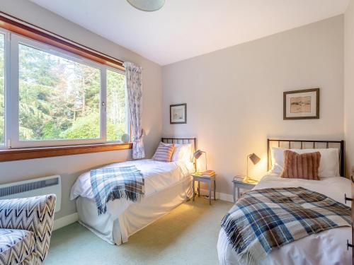 2 camas en una habitación con ventana en Cathel Sheiling en Thurso