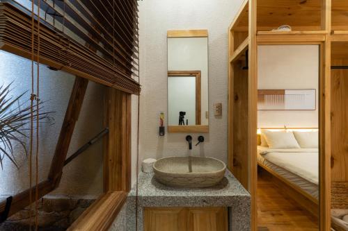 uma casa de banho com uma banheira de pedra no meio de um quarto em MăngDiang Boutique Hotel em Kon Von Kla
