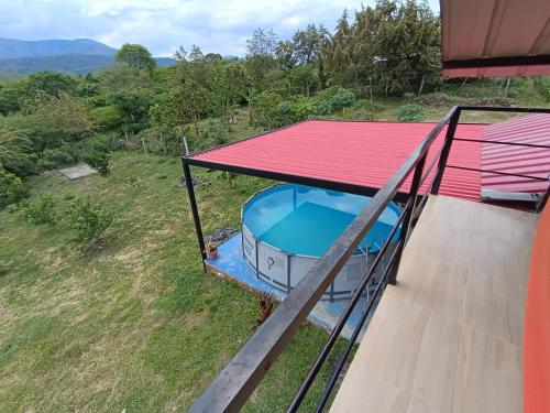 an overhead view of a house with a swimming pool at Fresca casa de descanso en La Jagua in Garzón