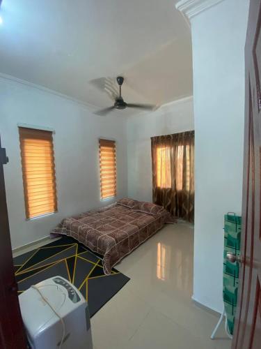 a bedroom with a bed in the middle of a room at Homestay Midan Alor Setar in Alor Setar