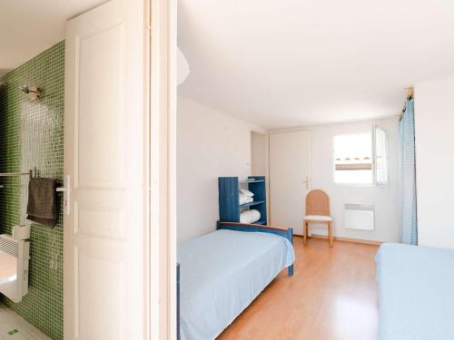 um quarto com uma cama e uma parede em tons de verde em Villa Fleury-Saint-Pierre-la-Mer, 4 pièces, 6 personnes - FR-1-409-188 em Fleury