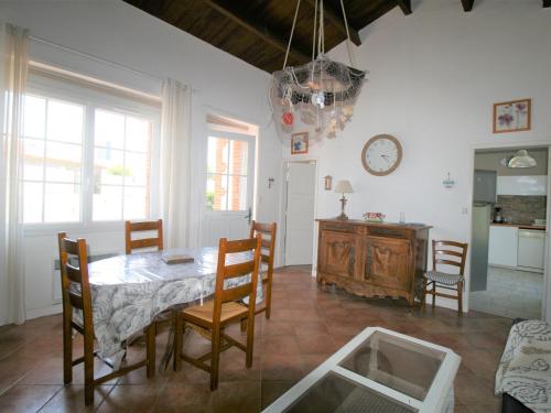 une cuisine et une salle à manger avec une table et des chaises dans l'établissement Maison à La Tranche-sur-Mer : Plage et Commerces à Proximité, Jardin, 3 Chambres, Parking - FR-1-22-343, à La Tranche-sur-Mer