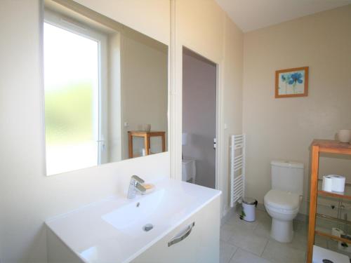 une salle de bain blanche avec un lavabo et des toilettes dans l'établissement Maison à La Tranche-sur-Mer : Plage et Commerces à Proximité, Jardin, 3 Chambres, Parking - FR-1-22-343, à La Tranche-sur-Mer