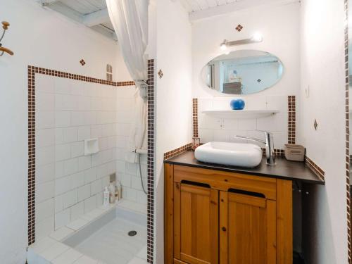 a bathroom with a sink and a shower at Villa Fleury-Saint-Pierre-la-Mer, 5 pièces, 8 personnes - FR-1-409-221 in Fleury