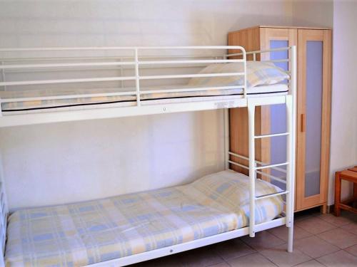 quelques lits superposés dans une chambre dans l'établissement Appartement Duplex avec Terrasse, 2 Chambres, Parking Privé à 2 Min de la Plage - FR-1-251-569, au Lavandou