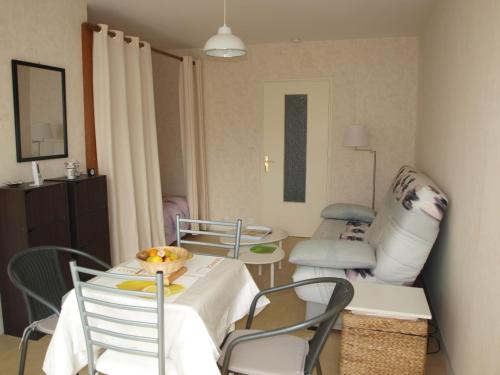 Charmant studio, proche plage et commerces, balcon fermé, quartier calme, parking privé - FR-1-323-422