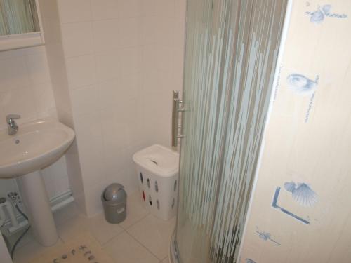 une salle de bain avec toilettes, lavabo et douche dans l'établissement Charmant studio, proche plage et commerces, balcon fermé, quartier calme, parking privé - FR-1-323-422, à Saint-Jean-de-Monts
