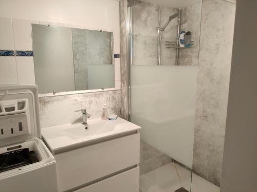 une salle de bain blanche avec un lavabo et une douche dans l'établissement Maison Confortable avec 2 Piscines, Proche Plage, Forêt et Pistes Cyclables à Saint-Jean-de-Monts - FR-1-323-484, à Saint-Jean-de-Monts