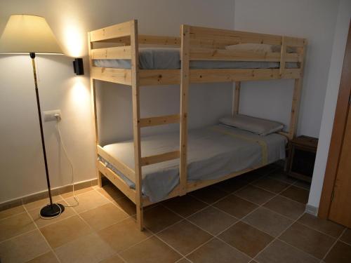 Våningssäng eller våningssängar i ett rum på Apartamento Peralada, 2 dormitorios, 5 personas - ES-228-172