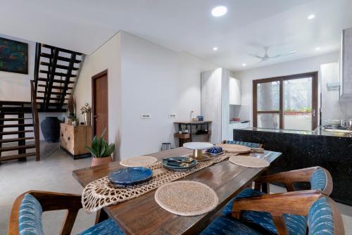 ein Esszimmer mit einem Holztisch und Stühlen in der Unterkunft Villa Olives, Vanashraya in Jaipur