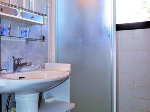 豐羅默奧代洛維亞的住宿－Appartement Bolquère-Pyrénées 2000, 3 pièces, 6 personnes - FR-1-592-67，浴室配有白色水槽和淋浴。
