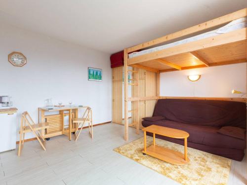 uma sala de estar com um sofá e uma mesa em Studio Peyragudes, 1 pièce, 4 personnes - FR-1-695-49 em Germ