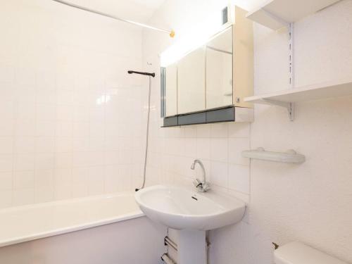 uma casa de banho branca com um lavatório e um WC em Studio Peyragudes, 1 pièce, 4 personnes - FR-1-695-49 em Germ