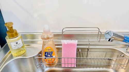 a kitchen sink with a dish rack and a bottle of mustard at Megu Fuji Plus in Fujiyoshida