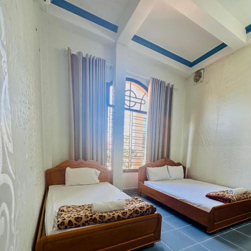 Säng eller sängar i ett rum på HOÀNG HẢO HOTEL