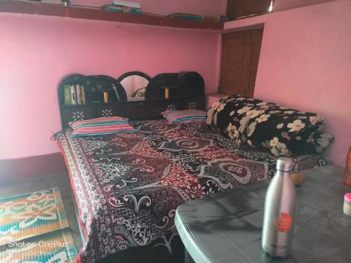 - une chambre avec un lit et une couverture noire et blanche dans l'établissement Solitude Homestay, Agoda, à Uttarkāshi