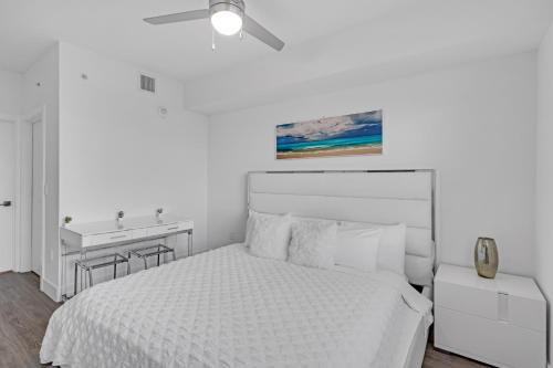 Ένα ή περισσότερα κρεβάτια σε δωμάτιο στο Modern 2 Bed in the Heart of Doral Free Parking