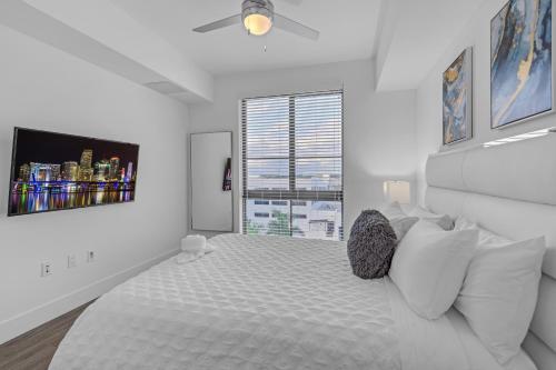 Ένα ή περισσότερα κρεβάτια σε δωμάτιο στο Modern 2 Bed in the Heart of Doral Free Parking