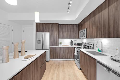 Η κουζίνα ή μικρή κουζίνα στο Modern 2 Bed in the Heart of Doral Free Parking