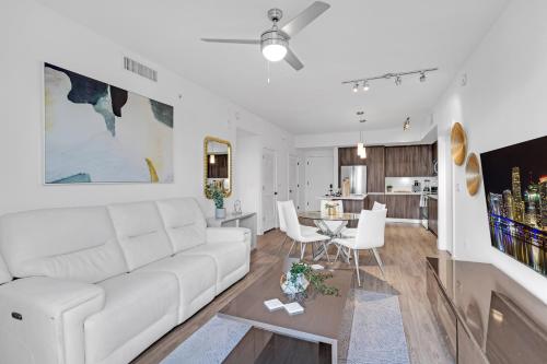 Μια τηλεόραση ή/και κέντρο ψυχαγωγίας στο Modern 2 Bed in the Heart of Doral Free Parking
