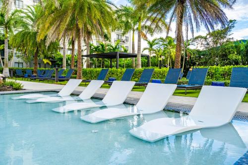 Πισίνα στο ή κοντά στο Modern 2 Bed in the Heart of Doral Free Parking