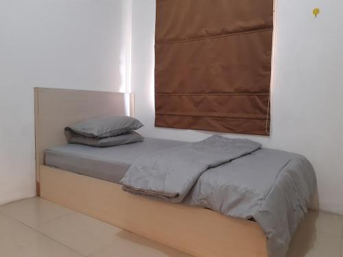 Voodi või voodid majutusasutuse John Residence Lippo Karawaci Tangerang toas