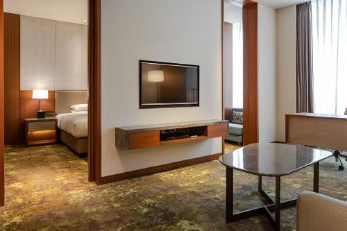 Μια τηλεόραση ή/και κέντρο ψυχαγωγίας στο Courtyard by Marriott Taipei