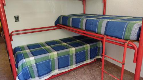 Bunk bed o mga bunk bed sa kuwarto sa CABAÑAS