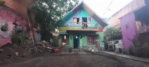 uma casa colorida com uma varanda em cima em Historico em San Miguel de Tucumán