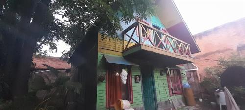 uma casa colorida com uma varanda em cima em Historico em San Miguel de Tucumán