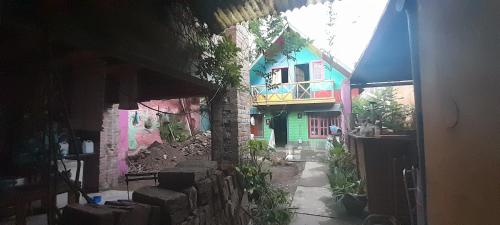 uma vista exterior de um edifício com um colorido em Historico em San Miguel de Tucumán