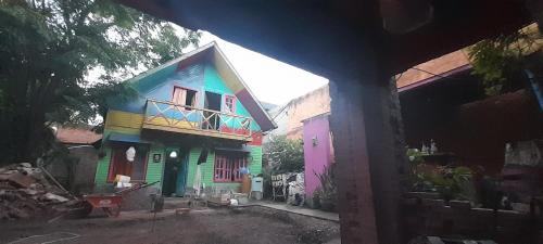 uma casa colorida com uma janela e uma varanda em Historico em San Miguel de Tucumán