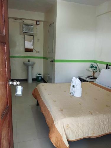 Ένα ή περισσότερα κρεβάτια σε δωμάτιο στο jazmine hotel