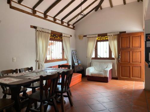 uma sala de jantar com mesa e cadeiras em Cabañas Villa Encanto em Villa de Leyva
